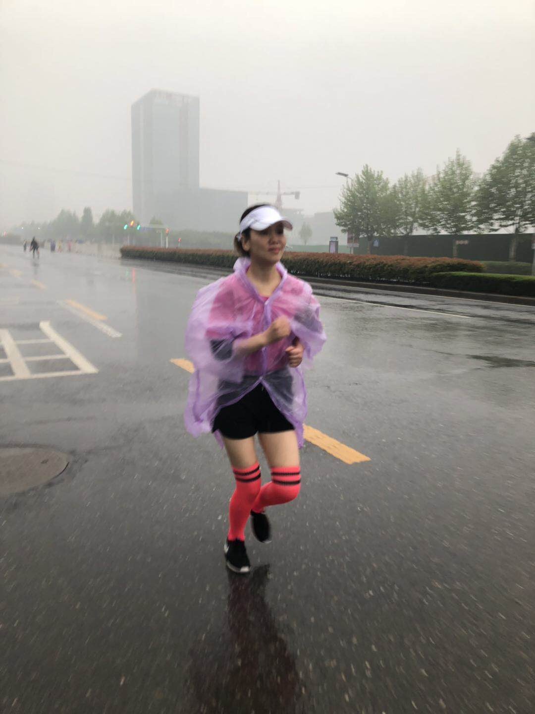 华山腺肌症保宫粉跑团现身2019年郑州国际女子半程马拉松