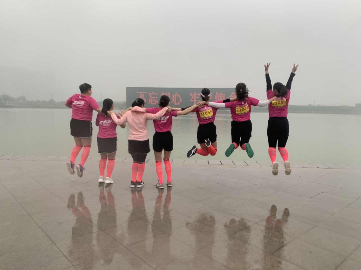 华山腺肌症保宫粉跑团现身2019年郑州国际女子半程马拉松