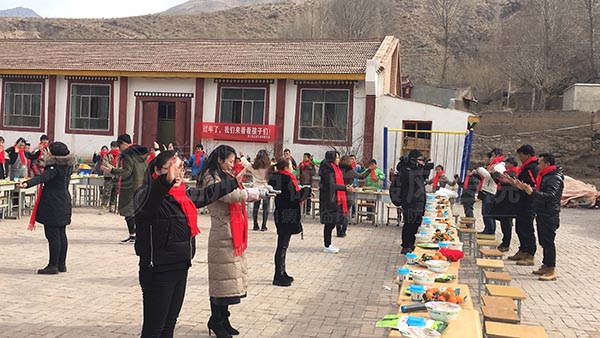 帮扶助学献爱心，兰州中研白癜风医院慰问甘南藏族贫困儿童