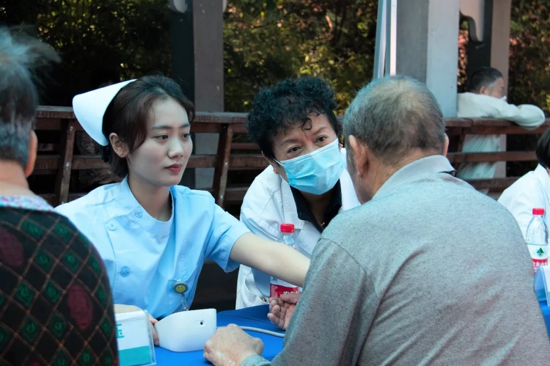 温州建国医院公益在线：爱心敬老进社区，幸福健康促和谐！