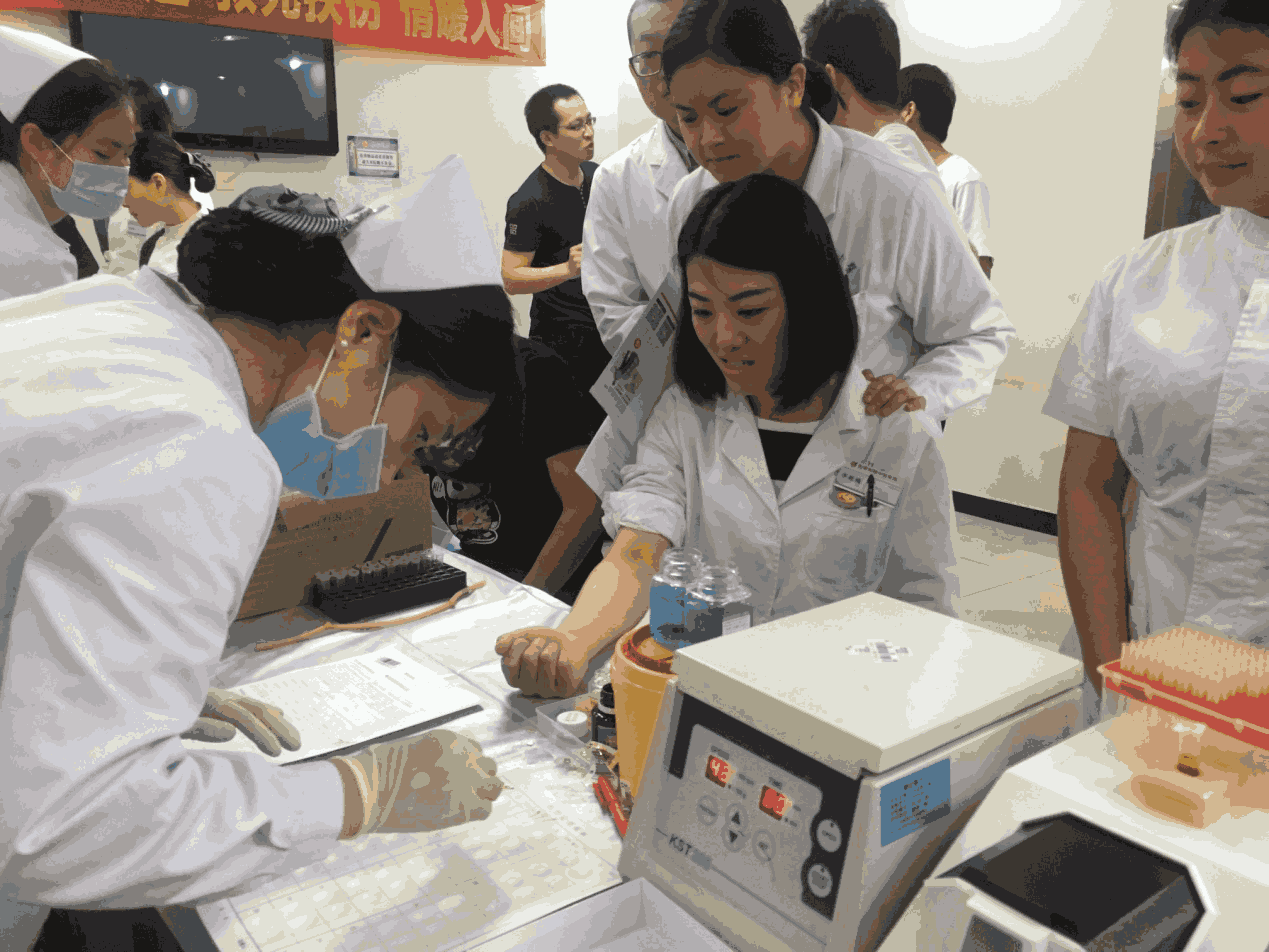 护士节当天北京军颐中医医院开展公益献血活动