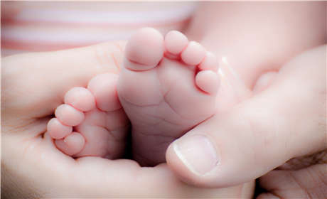 关于婴儿白癜风早期症状你知道有什么表现吗?