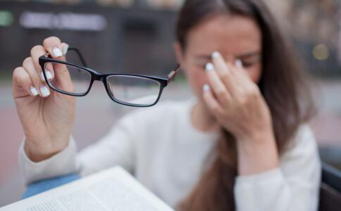 先天性青光眼都有哪些症状呢?发现这些症状应该如何处理？