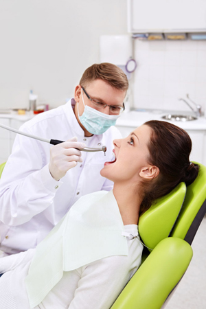 哪些口腔问题会引起患者牙周炎呢？生活中一定要注意这几点