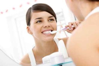 刷牙常出血的人要定期测血糖