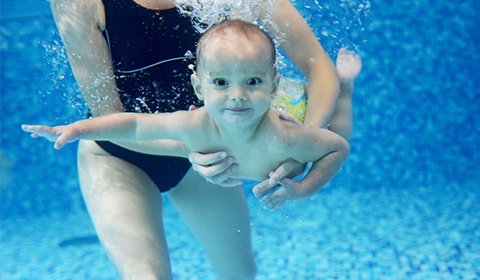 婴儿SPA的室温与水温控制在多少比较合适？在水里应该注意哪些事项？