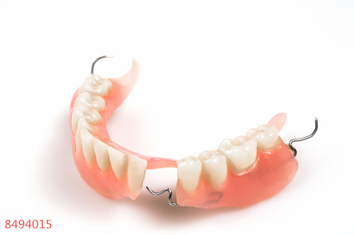 牙齿修复是做烤瓷桥还是做活动假牙？