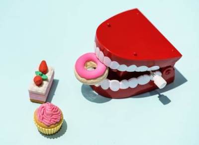 牙疼有哪些原因?牙龈萎缩是如何造成的?