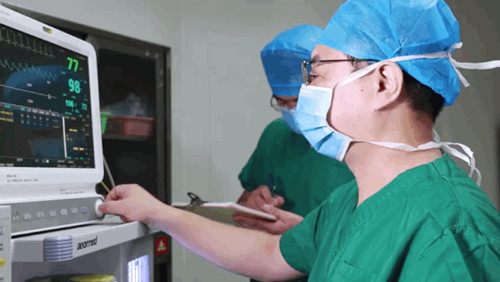 麻痹医生王迪建，手术台旁的生命“守护者”