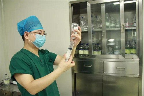 麻痹医生王迪建，手术台旁的生命“守护者”