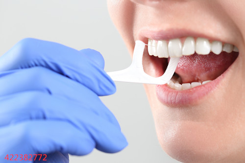 牙线作为牙齿清洁的“战斗机”，该怎么使用呢？