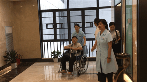《外来媳妇本地郎》康伯前往南方医院泰成逸园分院体验医疗服务
