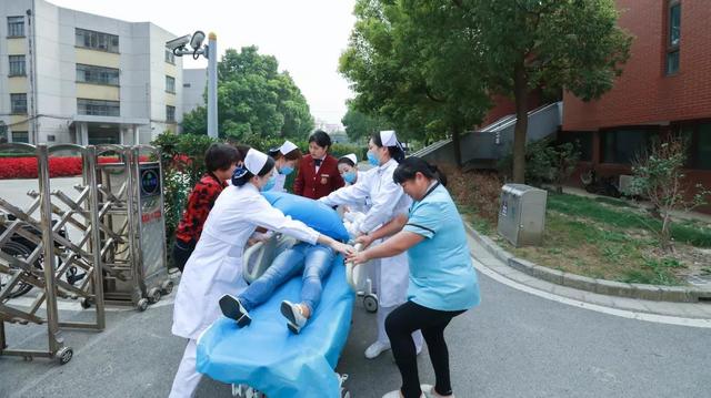 「急救现场」 女乘客地铁站内突发疾病 地铁站和天佑医院接力救援