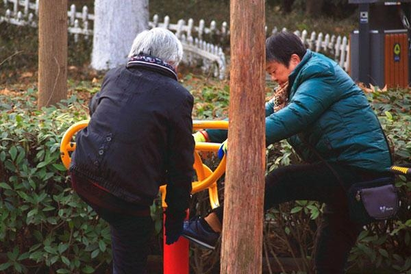 老人摔倒骨折易引发肩周炎，日常做好这4个步骤，远离肩周炎 