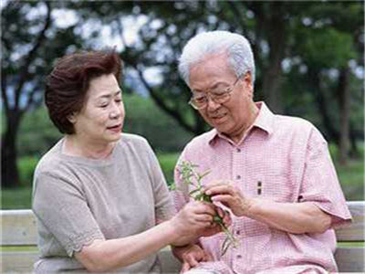 早期癫痫疾病的症状有哪些呢？如何控制癫痫疾病早期症状比较好？