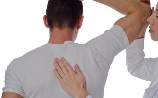 肩膀疼到底是不是肩周炎？这些误区分不清，就别想治愈肩周炎 
