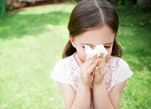 引发支气管哮喘的复发原因有哪些？治疗哮喘遵循3原则： 