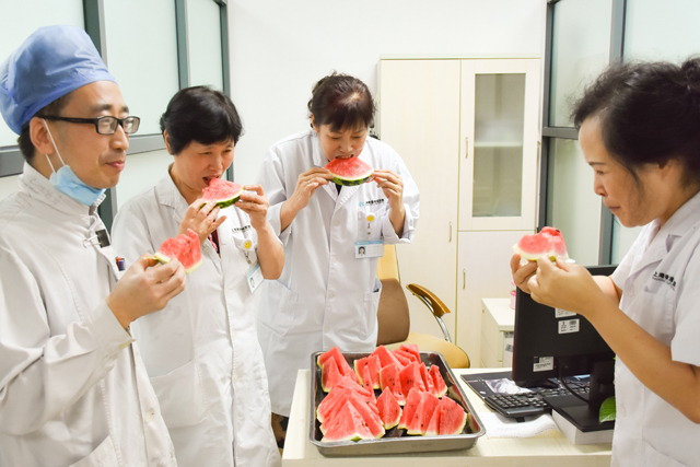 【医患情】酷夏送西瓜，情暖医者心！