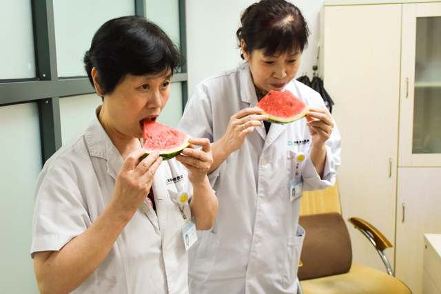 【医患情】酷夏送西瓜，情暖医者心！