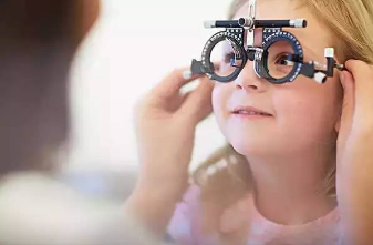深圳眼科医院：孩子出现这6种变化十有八九是近视了，赶紧去测视力!