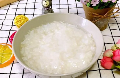 早餐前后两小时排便有助预防便秘，这个说法保真吗？